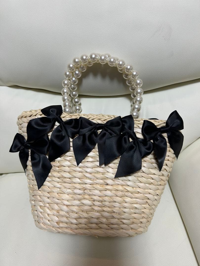 ベージュ かごバッグ 黒いリボン付き