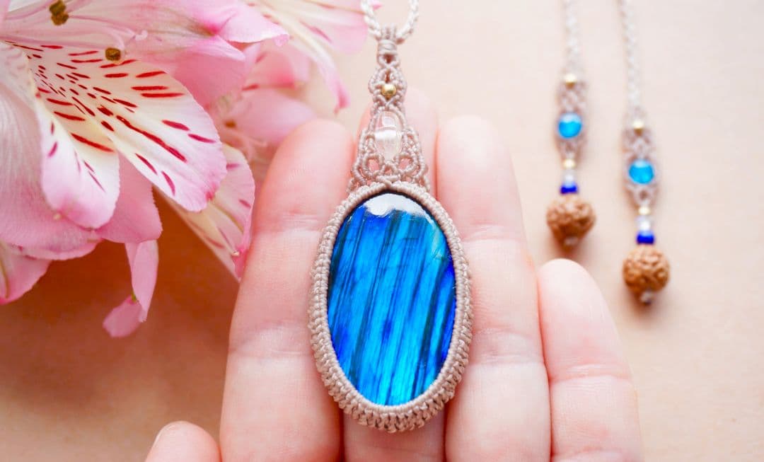 《鮮烈な青》ラブラドライト　レインボームーンストーン　マクラメ　ネックレス