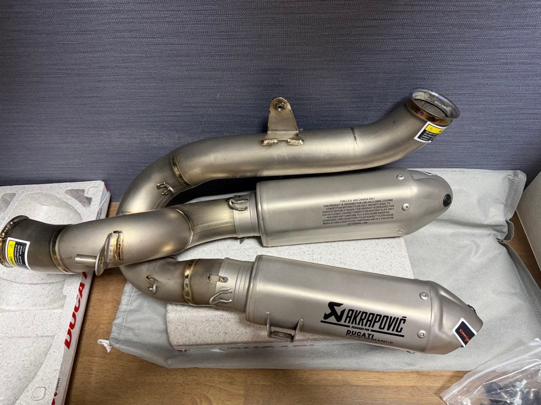 ドゥカティ新型パニガーレV4用チタンスリップオンマフラー 96482341AA